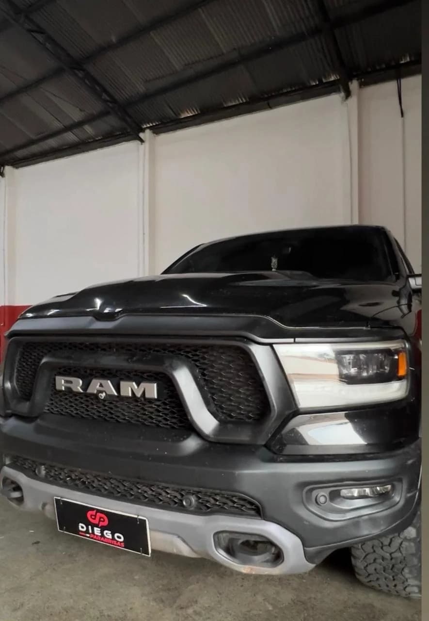 Picape RAM em serviço de vidro automotivo