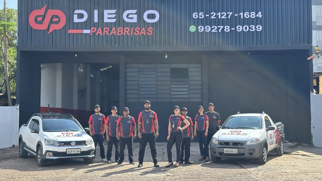 Equipe Diego Parabrisas na fachada da oficina em Cuiabá